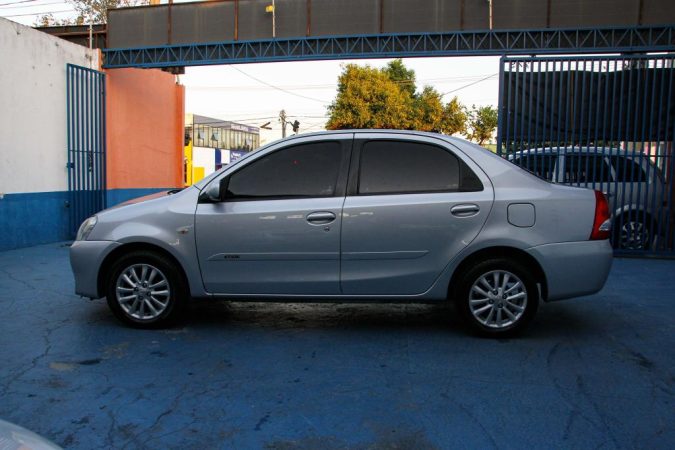 toyota-etios-sedan-2013-sao-jose-43a5e308475cbb3288e09fed8ec750a6